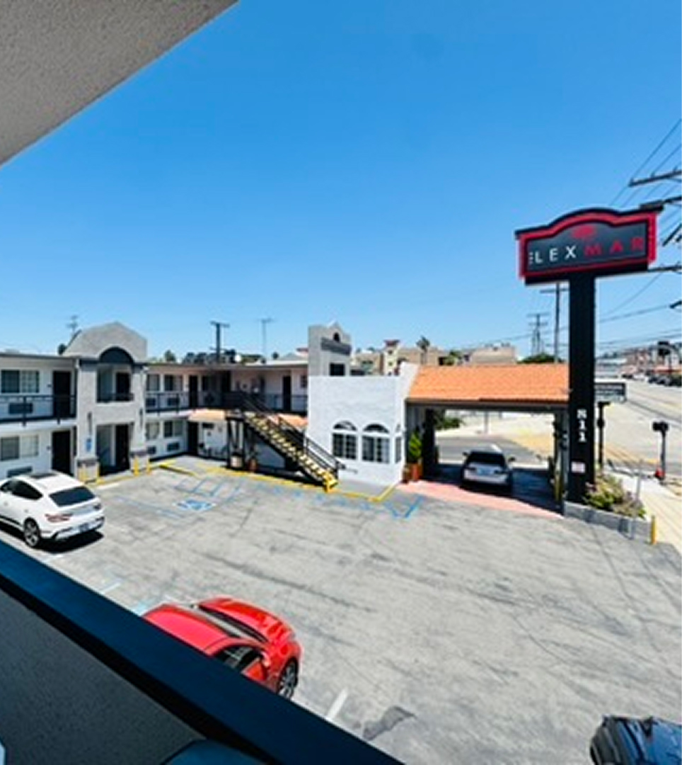  EXPERIENCE  THE ENTERTAINMENT CAPITAL OF THE WORLD WITH A STAY AT THE LEXMAR.