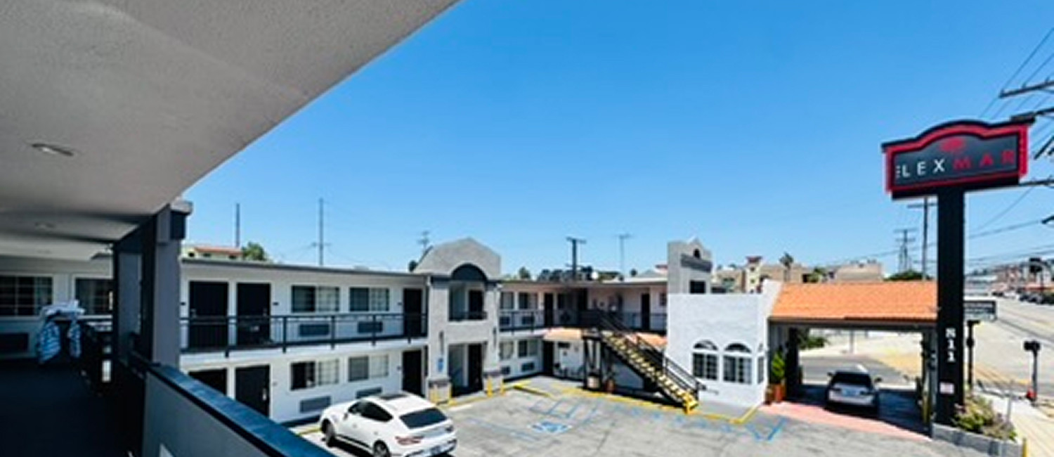  EXPERIENCE  THE ENTERTAINMENT CAPITAL OF THE WORLD WITH A STAY AT THE LEXMAR.